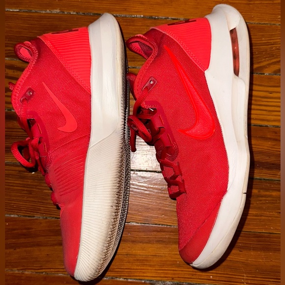 Nike AirMax sneakers in red - Picture 1 of 3
